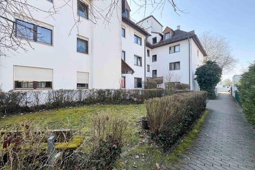 Zugang von Parkplatzseite - Einfamilienhaus in Oberschleißheim zum Kaufen