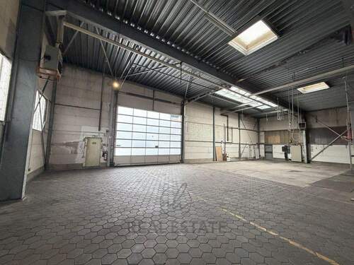 1.jpg - Lagerfläche mit Sektionaltor in Norderstedt zu vermieten