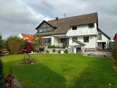 Garten - Gepflegte Wohnung im Zweifamilienhaus mit 5 Zimmern sowie Terrasse, Einbauküche und neuem Bad