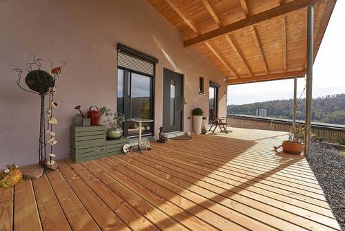 Westseite Holzterrasse - Entdecke dein energieeffizientes Traumhaus mit atemberaubender Aussicht