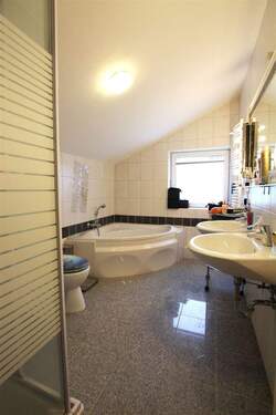 Bad mit Wanne und Dusche im Dachgeschoss - 