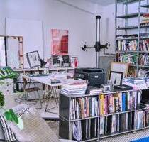 Inspiriertes Industrieloft in Köln: 4 Schreibtische, Küche & Garten