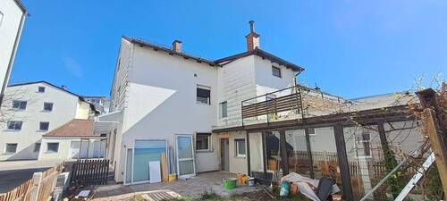 Hausansicht - 8 Zimmer Mehrfamilienhaus, Wohnhaus in Altötting