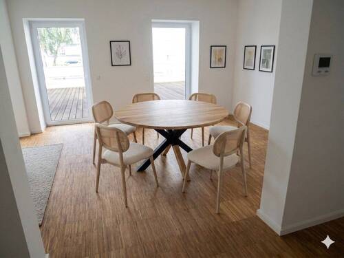 Wohnzimmer - Helle 4-Zimmer-Wohnung mit Terrasse & Innenhof-Stellplatz im Zentrum