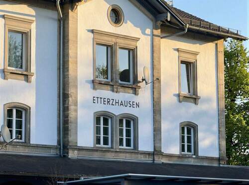 Einzeldenkmal Bahnhof Etterzhausen - Bahnhof Etterzhausen - Ein Denkmal mit Geschichte. Ein Zuhause mit Charakter