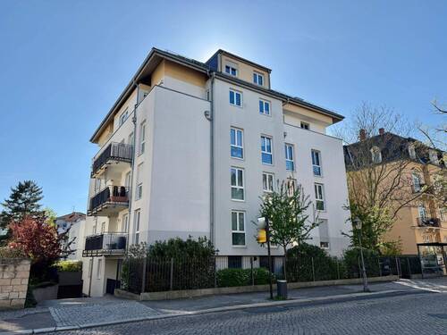 Straßenansicht - Zeitlos modern in Toplage - Großzügige Familienwohnung mit Premium-Komfort