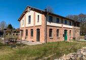Blick aufs Haus im Frühling - Neubau im Landhausstil zu verkaufen