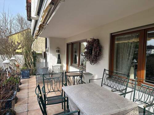 Terrasse - Gartenwohnung mit überdachter Terrasse, Garage und zwei PKW-Stellplätzen