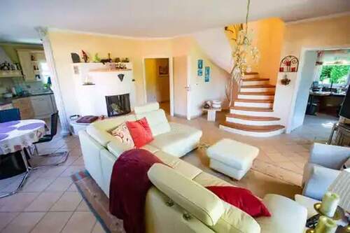 Wohnen und Treppe ins DG - 