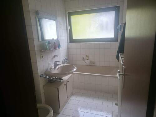 Bad mit Wanne, WC und Fenster - 