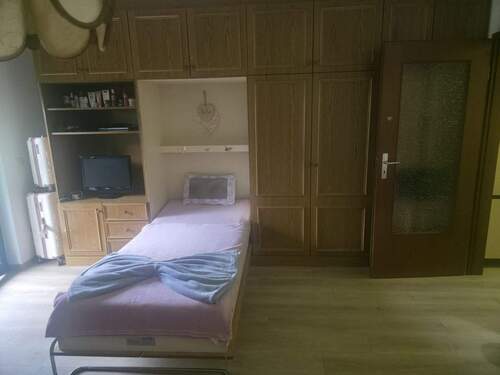 Schrankbett, kann weggeklappt werden für mehr Platz - 