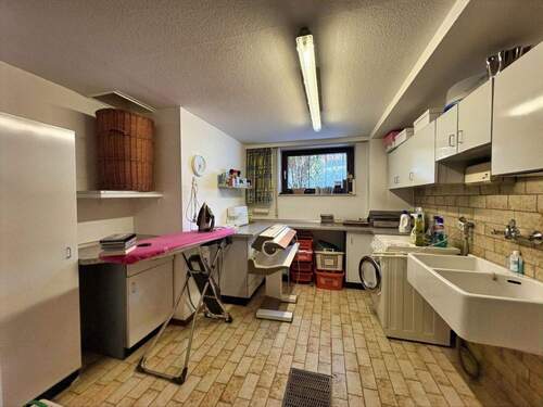 Waschküche mit Wäscheschacht und Zugang zur Doppelgarage UG - 