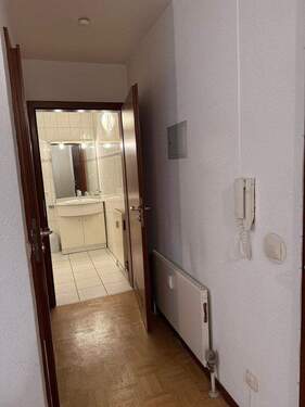 Blick zu Bad und extra WC - Etagenwohnung mit 72,00 m&sup2; in Heilbronn zum Kaufen