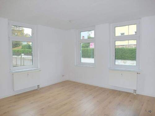 Wohnzimmer - Wittgensdorf: Geräumige Familienwohnung mit Laminat 'Dielenoptik', 2 Bädern und eigenem Gartenanteil