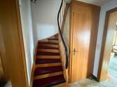 Flur mit Treppenauf- und -abgang - 
