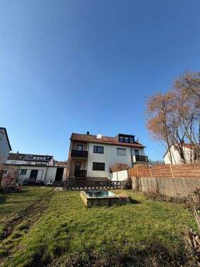 Hausrückseite mit Garten - 5,5 Ar Grundstück! Fam.freundl. DHH mit 5 Zi., Doppelgarage u. reizvollem Garten in beliebter Wohnlage!