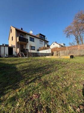 Hausrückseite mit Garten - 5 Zimmer Mehrfamilienhaus, Wohnhaus in Großbettlingen