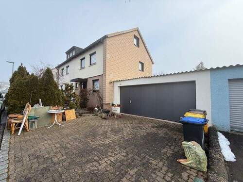 Hausvorderansicht mit Garage - 