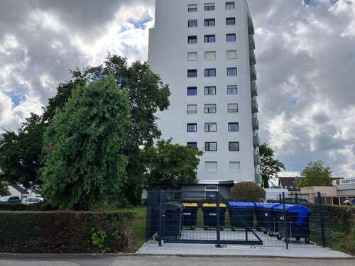 Neuer Müllplatz + Hausansicht - 