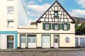 Hausansicht Vorderseite - Besondere Maisonette-Wohnung (105m²) mit großer zusätzlicher 38m² Dachterrasse - Neustadt Kernstadt