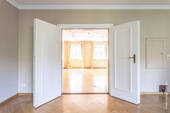 Wohnzimmer mit Flügeltüren - 8 Zimmer Mehrfamilienhaus, Wohnhaus in München