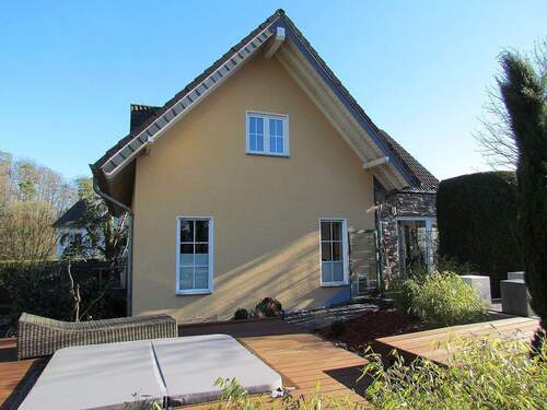 Blick aus westlicher Richtung - 7 Zimmer Einfamilienhaus in Hambach