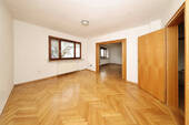 Wohnzimmer mit Parkettböden - 