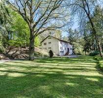 Ein Ort für Visionäre: Großzügiges Landhaus mit viel Entwicklungspotenzial, nahezu Alleinlage - Usingen