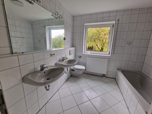 großes, helles Bad mit Fenster, Wanne und Dusche - 