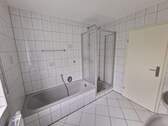 Bad mit Wanne und Dusche - 