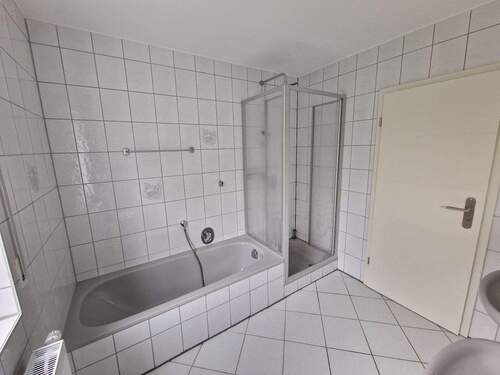 Bad mit Wanne und Dusche - 
