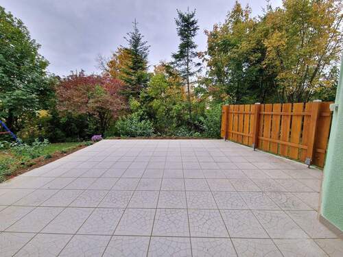 große Terrasse mit Sichtschutz und Zugang zum Garten - Natur und Erholung pur! Große, sonnige Erdgeschosswohnung mit Gartenanteil in einem 2-Familienhaus in ItzgrundHerreth zu vermieten!