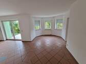Wohn-Essbereich mit Zugang zur Terrasse - 