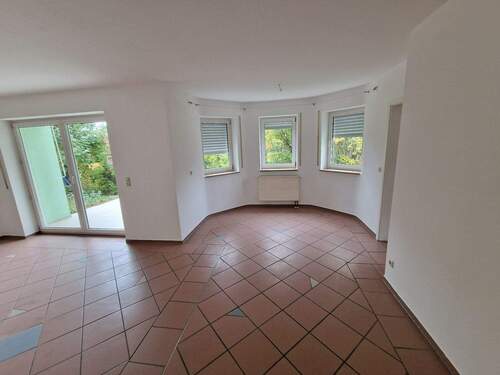 Wohn-Essbereich mit Zugang zur Terrasse - 