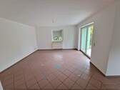 großer Wohnbereich mit Zugang zur Terrasse und zum Garten - 
