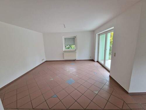 großer Wohnbereich mit Zugang zur Terrasse und zum Garten - 