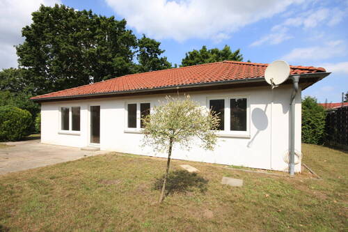 Hausansicht - Leben auf einer Ebene - stilvoller Bungalow mit Doppelgarage und sonnigem Südwestgarten