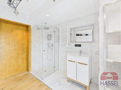 Mit Dusche und Waschtisch - 