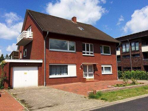 Bild - Ideale Lage im Zentrum: Gemütliche Single-Dachg.whg. mit Balkon u. PKW-Stellplatz!