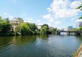 Nahegelegenes Helogländer Ufer mit Blick auf die Moabiter Brücke im Sommer - 