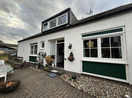 Rückansicht/Eingangsbereich - 8 Zimmer Einfamilienhaus zum Kaufen in Balve