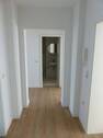 WE 1, Der Flur zum Bad - 3-Zi.-EG-Wohnung mit Essküche und großem Balkon, Glasfaseranschluss