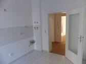 WE 1 Die Küche mit Blick zum Flur - 
