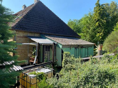 Giebel mit Anbau - 