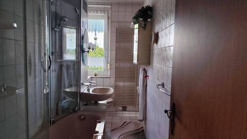Bad mit WC und Badewanne - 