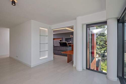 Wohnzimmer mit Blick zur Küche - 