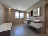 Badezimmer mit Wanne & Dusche - 