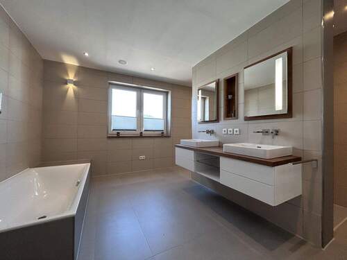 Badezimmer mit Wanne & Dusche - 