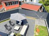 Blick von Dachterrasse auf Gartenterrasse - 