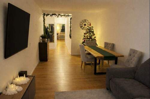 Wohnzimmer - Platz für die Familie: Bezugsfreie & ruhige 3,5-Zimmer-Wohnung im Grünen von Berlin-Zehlendorf